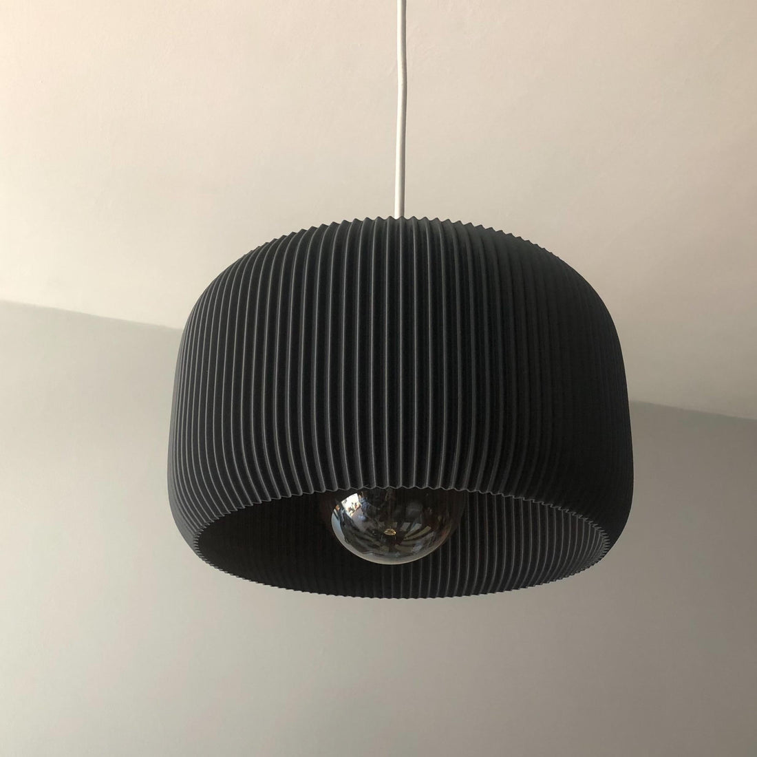 Minimalistische Pendelleuchte Lisboa über dem Esstisch