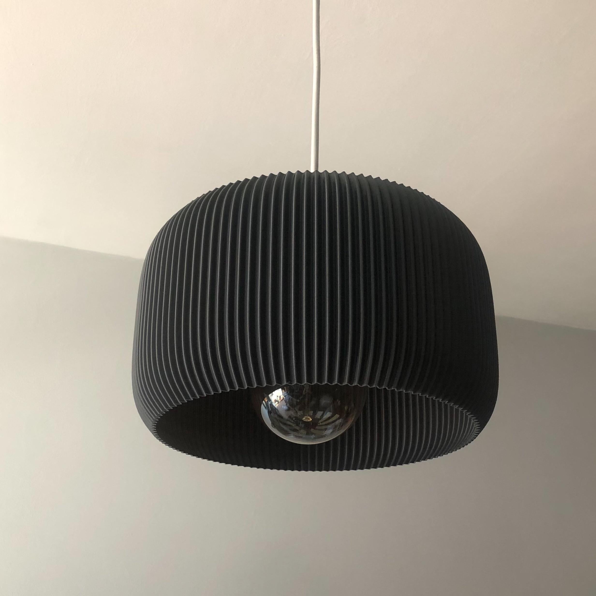 Minimalistische Pendelleuchte Lisboa über dem Esstisch