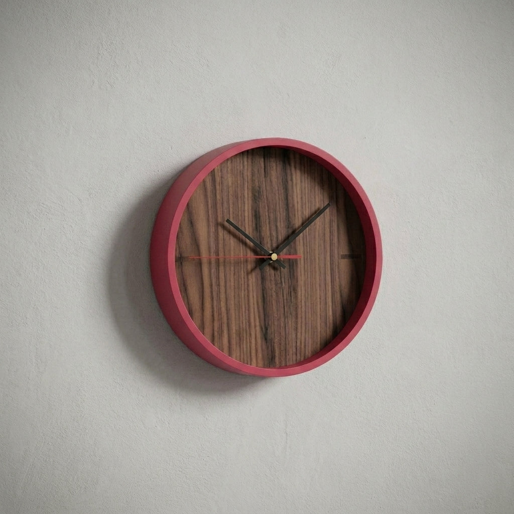 Wanduhr Chrona in der Farbe Waldbeere