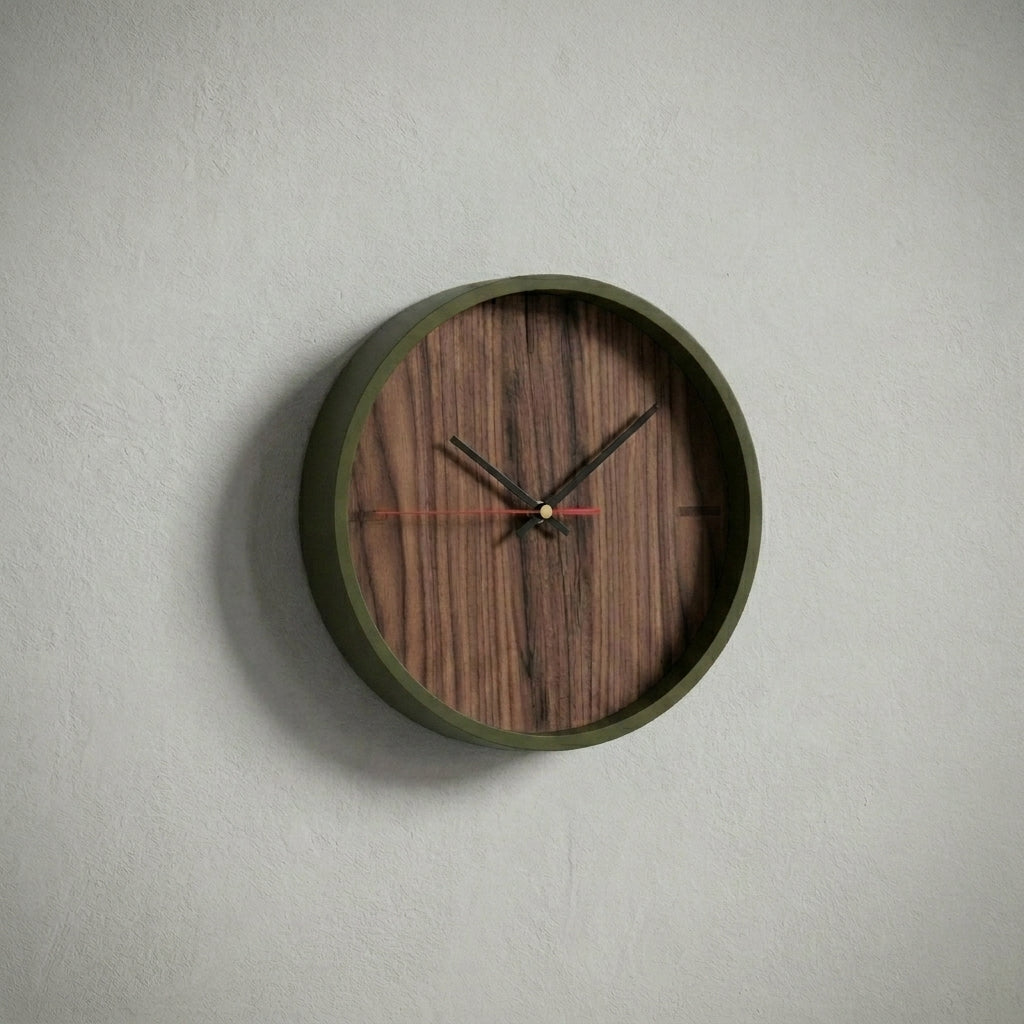 Wanduhr Chrona in der Farbe Olivgrün