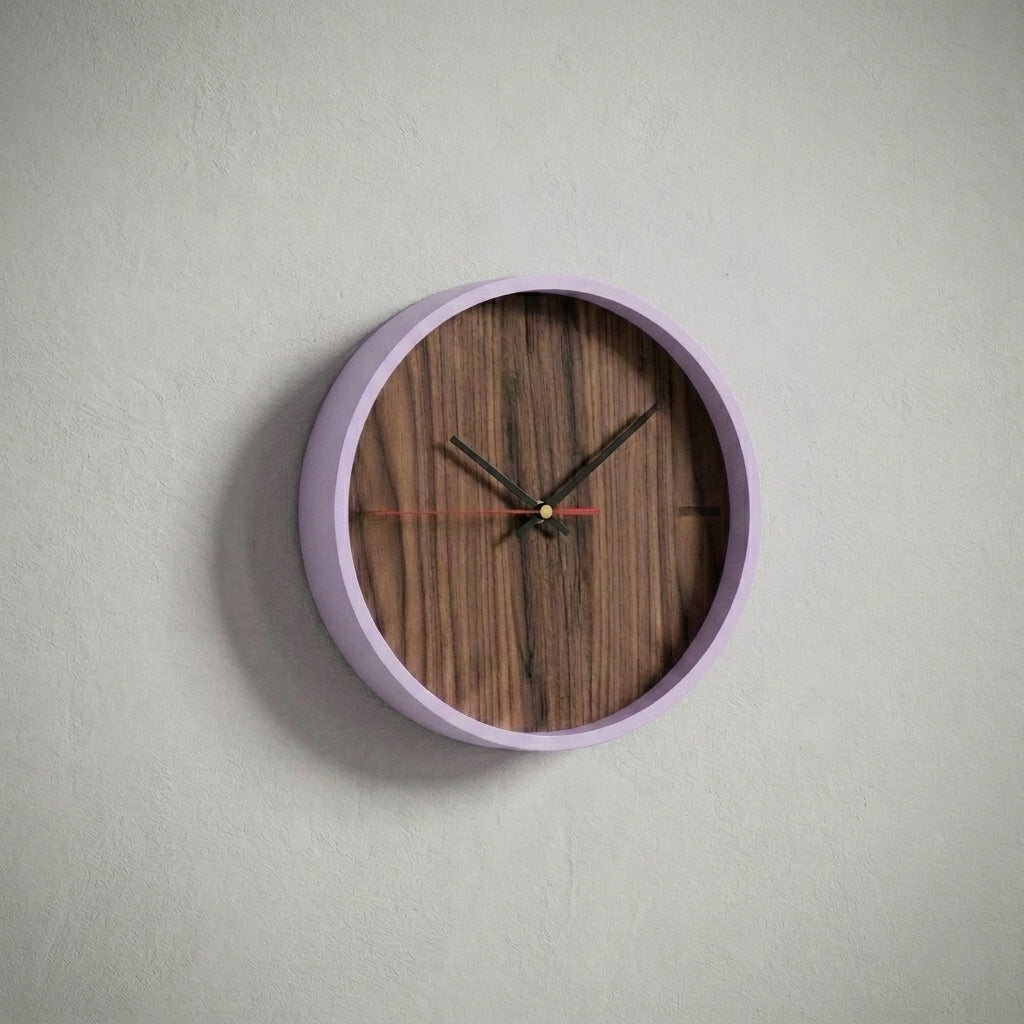 Wanduhr Chrona in der Farbe Veilchen